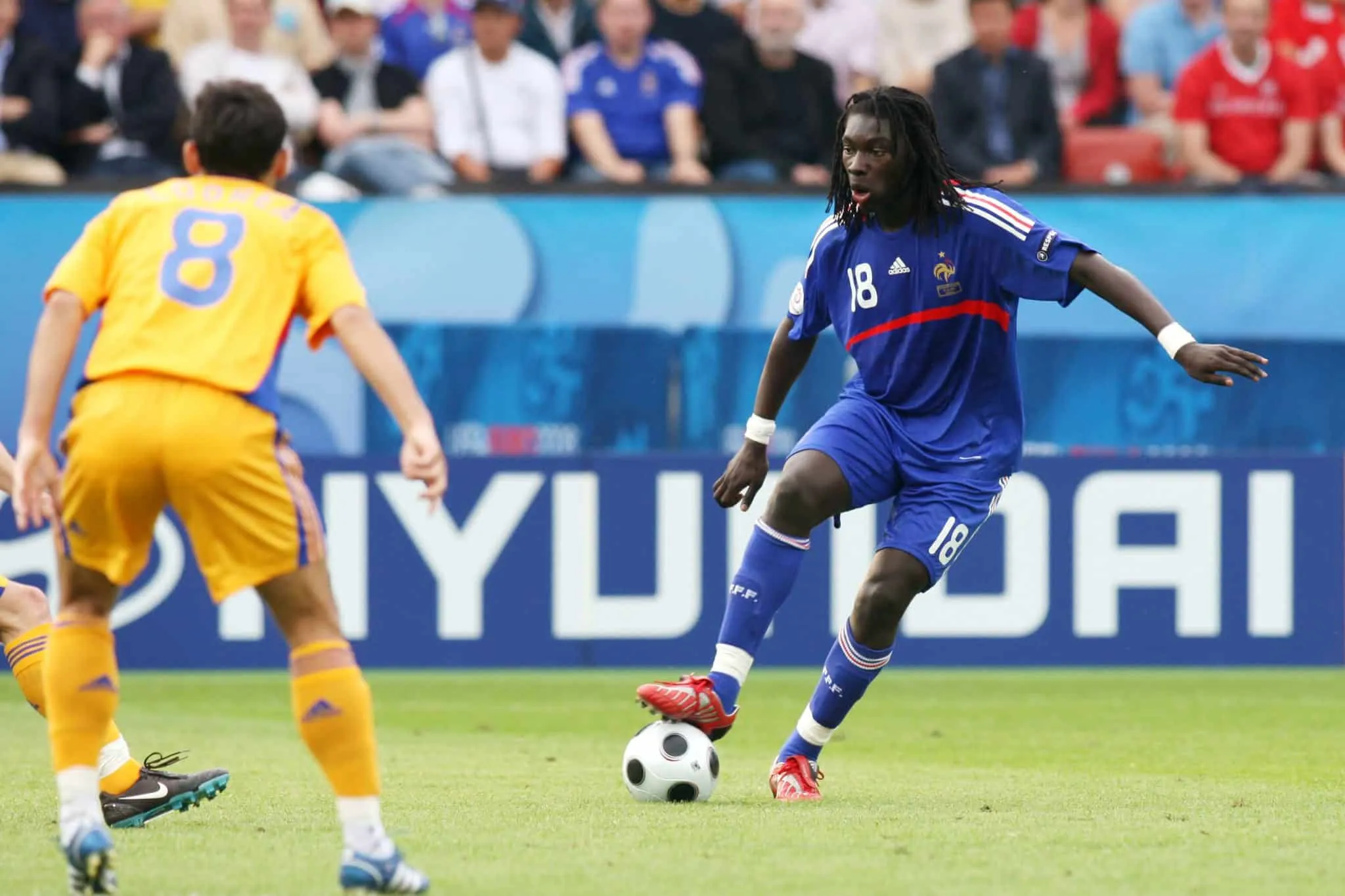 Quel attaquant français a raté l’Euro 2004 pour cause de suspension, la Coupe du monde 2006 sur blessure et l’Euro 2008 en se faisant devancer in extremis par l’inexpérimenté Bafétimbi Gomis ?