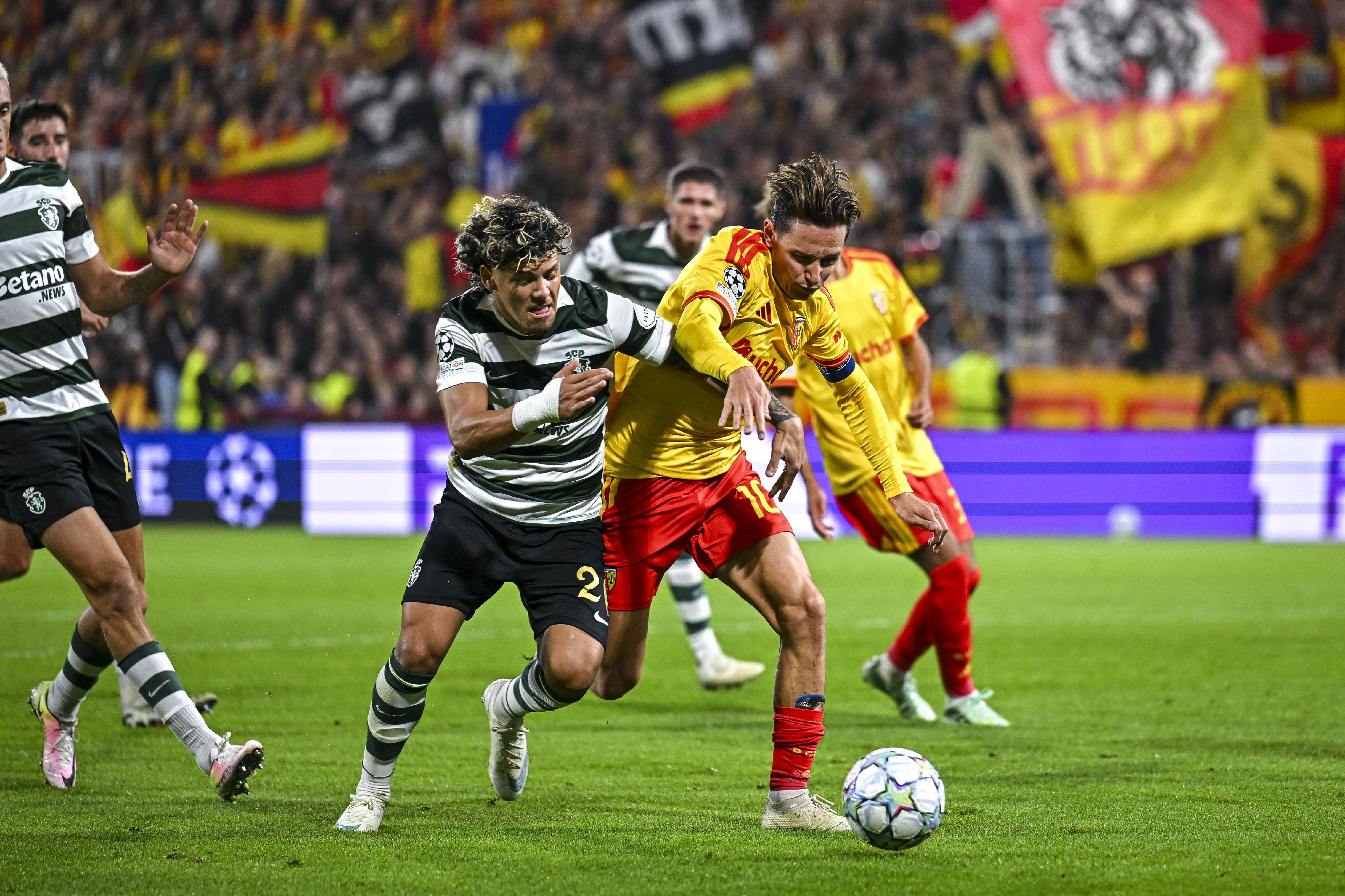 Florian Thauvin face à Maximiliano Araujo lors du match entre Lens et le Sporting Portugal