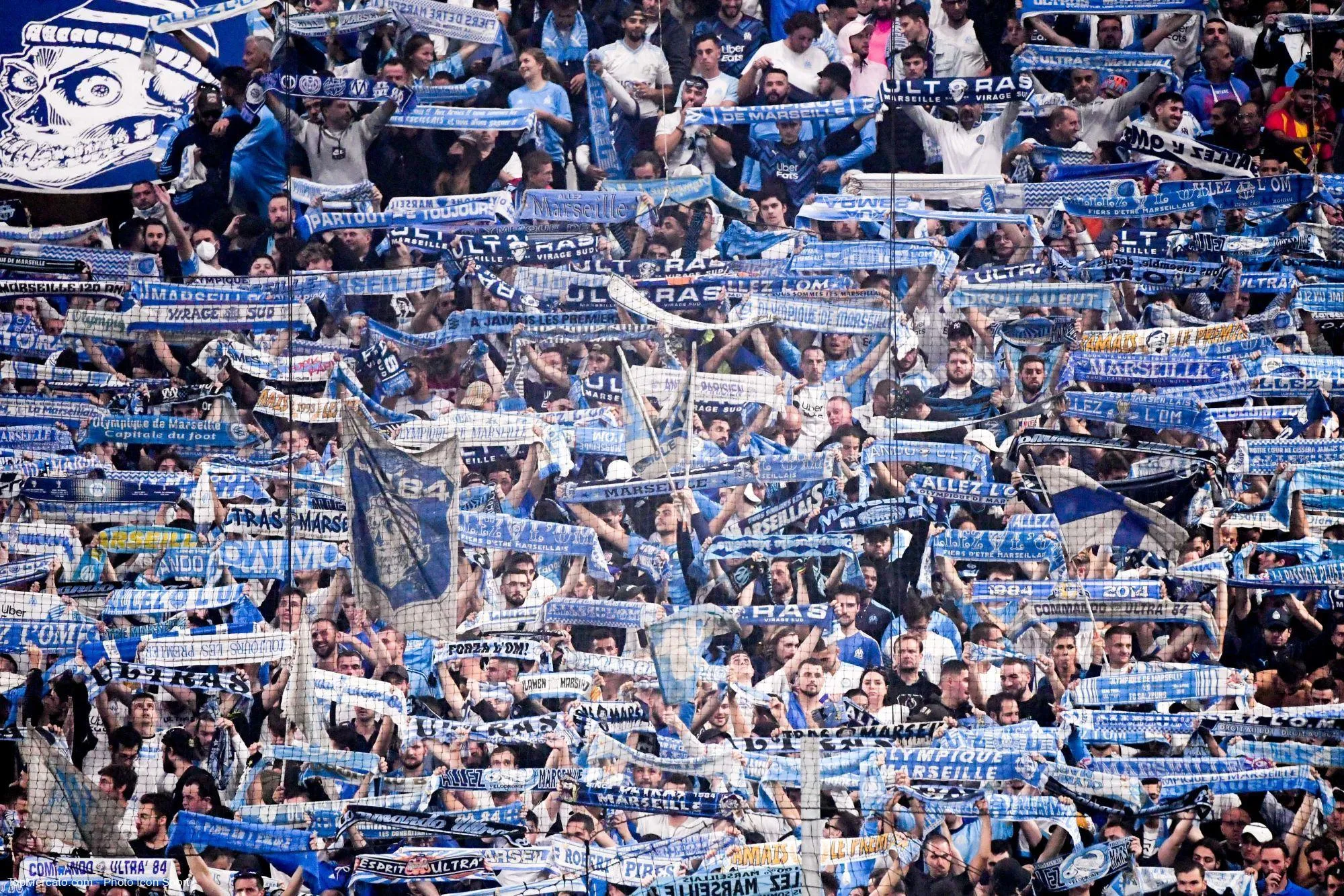 Supporters de l'OM, écharpes, ultras, stade Orange Vélodrome, Olympique de Marseille