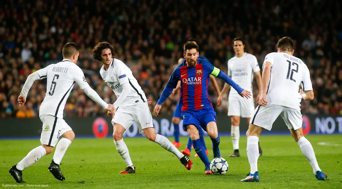 Lionel Messi, entouré de joueurs du PSG