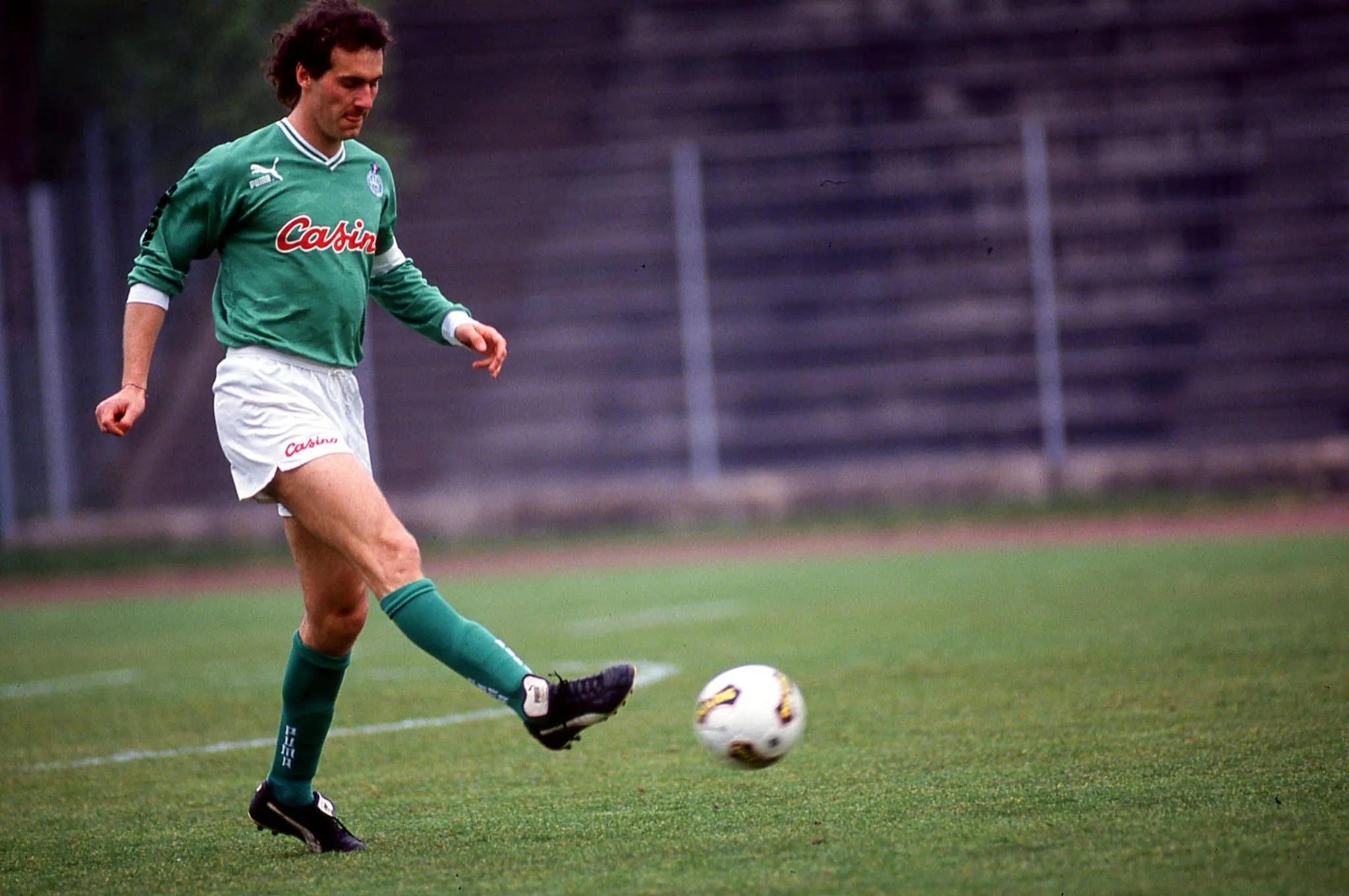 Quel coach passé par l’OL a gagné le derby d’avril 1994 avec l’ASSE à Geoffroy Guichard (3-0), avant que les Verts ne battent plus Lyon à domicile durant 16 ans, jusqu’en 2010 ?