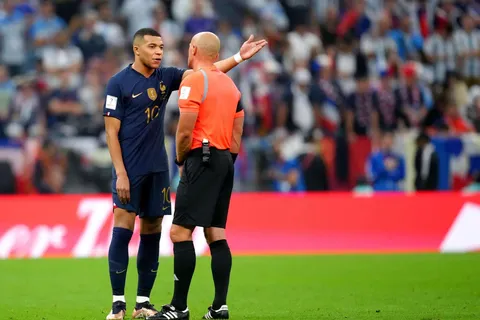 Coupe du monde 2022 : le 3e but de Messi, son câlin à Mbappé…L’arbitre de la finale s’exprime enfin !
