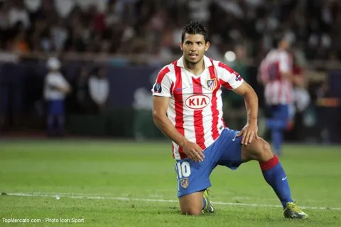 L’agent d’Agüero entrouvre la porte à un départ vers la Premier League