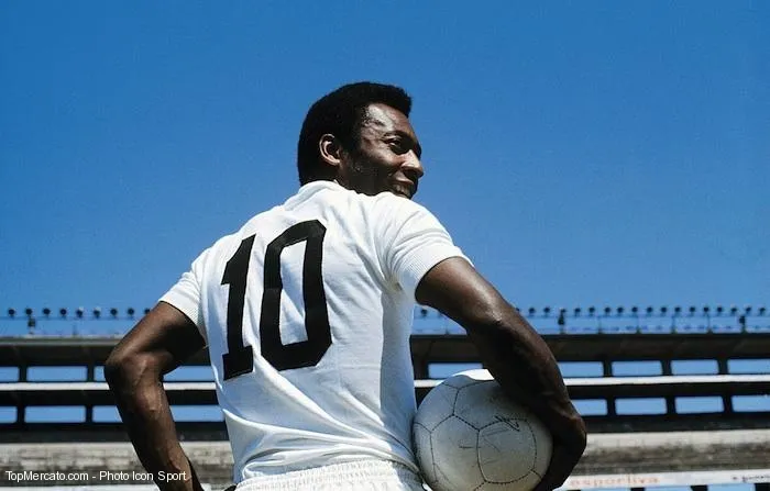 D’après le décompte de la FIFA, combien de buts Pelé a-t-il inscrit au cours de sa carrière ?