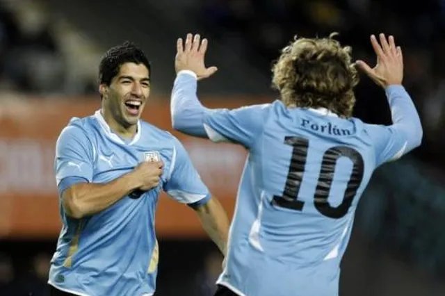 Uruguay : Forlan parle du “héros” Suarez