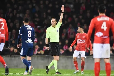 Nîmes : Schneider dénonce un arbitrage malhonnête et pro-OL