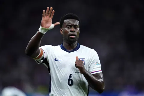 Mercato : “ce sont uniquement les joueurs étrangers qui font grève…” Guéhi et les Anglais encensés, Isak et Wissa à blâmer ?
