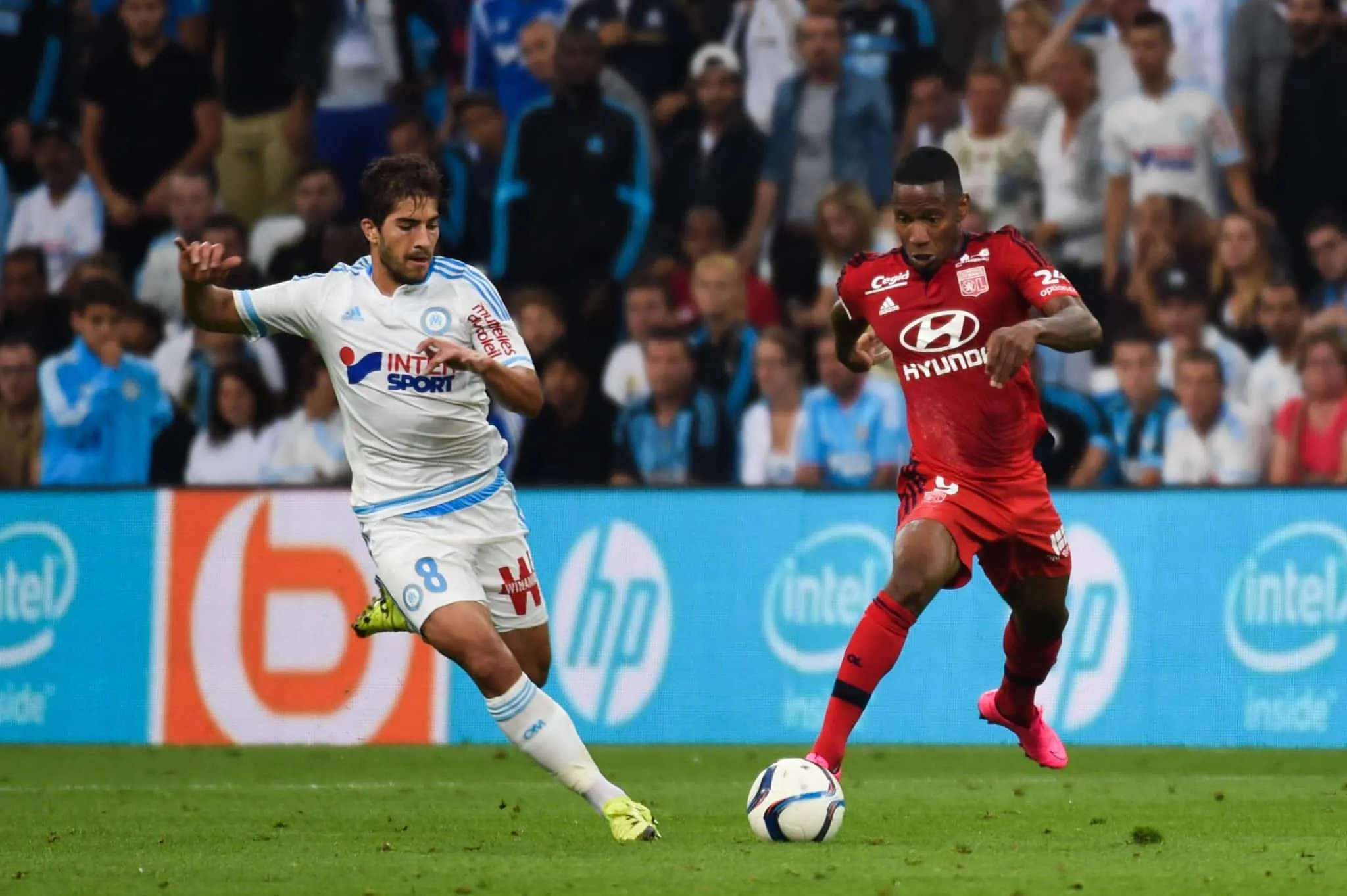 Quel est le nom de ce bref milieu de l’OM, ici à la lutte en L1 en 2015 avec Claudio Beauvue, également bref attaquant de l’OL ?