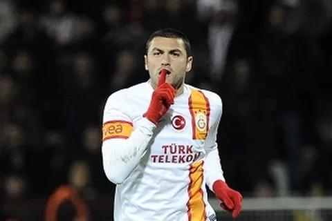 Sortie de vestiaires avec… Burak Yilmaz
