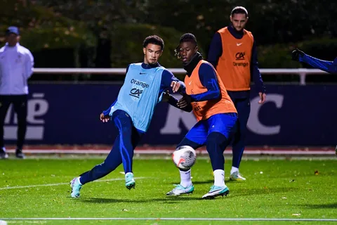 Équipe de France : un milieu de terrain quitte l’entraînement, blessé au genou