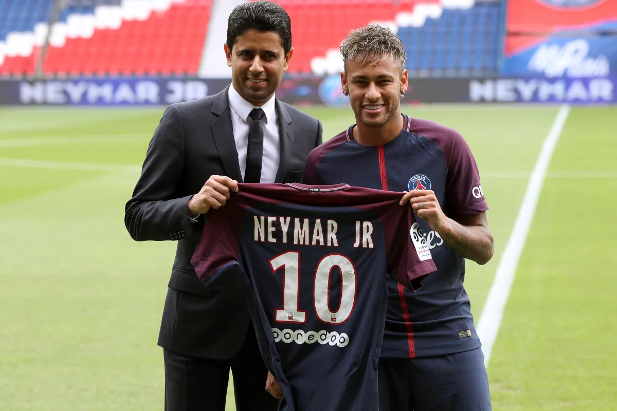 Neymar aux côtés du président du PSG, Nasser Al-Khelaïfi, lors de la conférence de presse suivant son transfert record de 222 millions d'euros du FC Barcelone au Paris Saint-Germain, au Parc des Princes, le 4 août 2017.