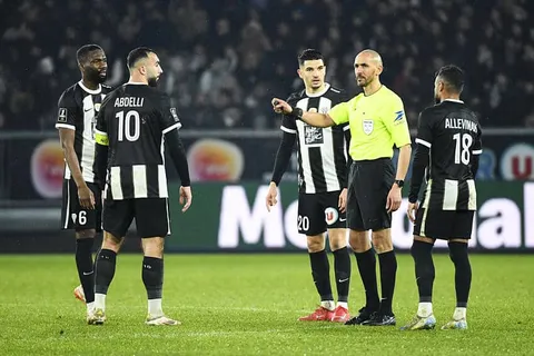 Angers peste contre l’arbitrage après sa défaite contre l’OM