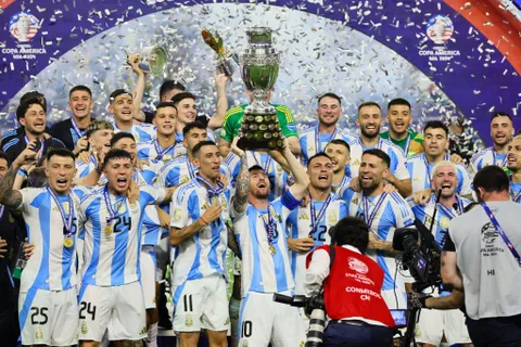 Dani Alves n’est plus le joueur le plus titré de l’histoire !