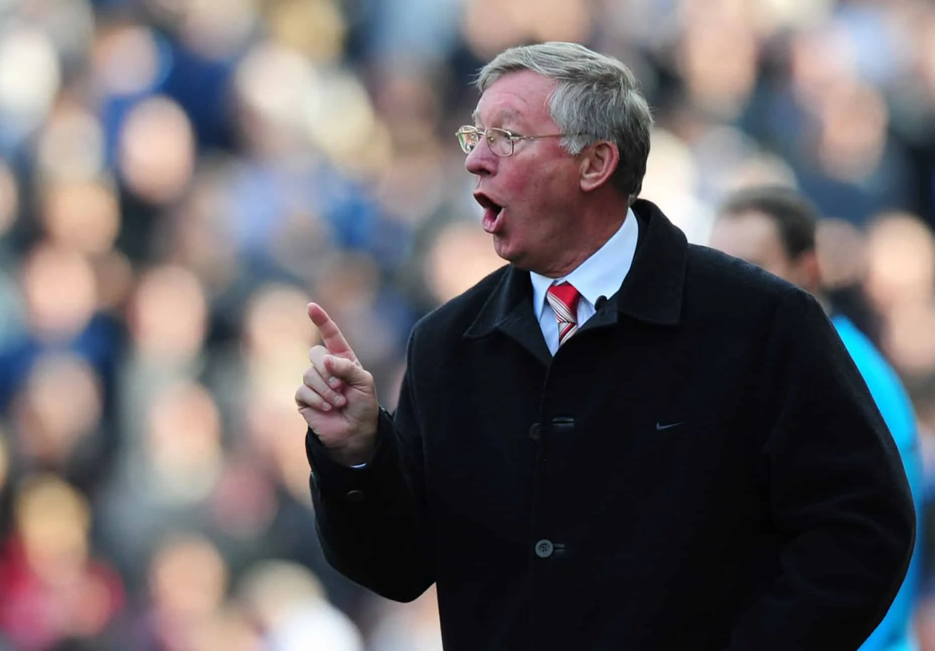 Après deux saisons à Manchester United, quel joueur a signé à Manchester City et s’est affiché sur un panneau géant où il était écrit ”Welcome to Manchester”, provoquant l’agacement des supporters des Red Devils et de Sir Alex Ferguson, qui a ensuite qualifié Manchester City de ”petit club” ?