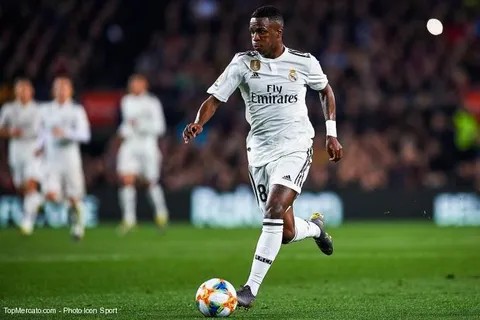 PSG : Leonardo surveille Vinicius Jr