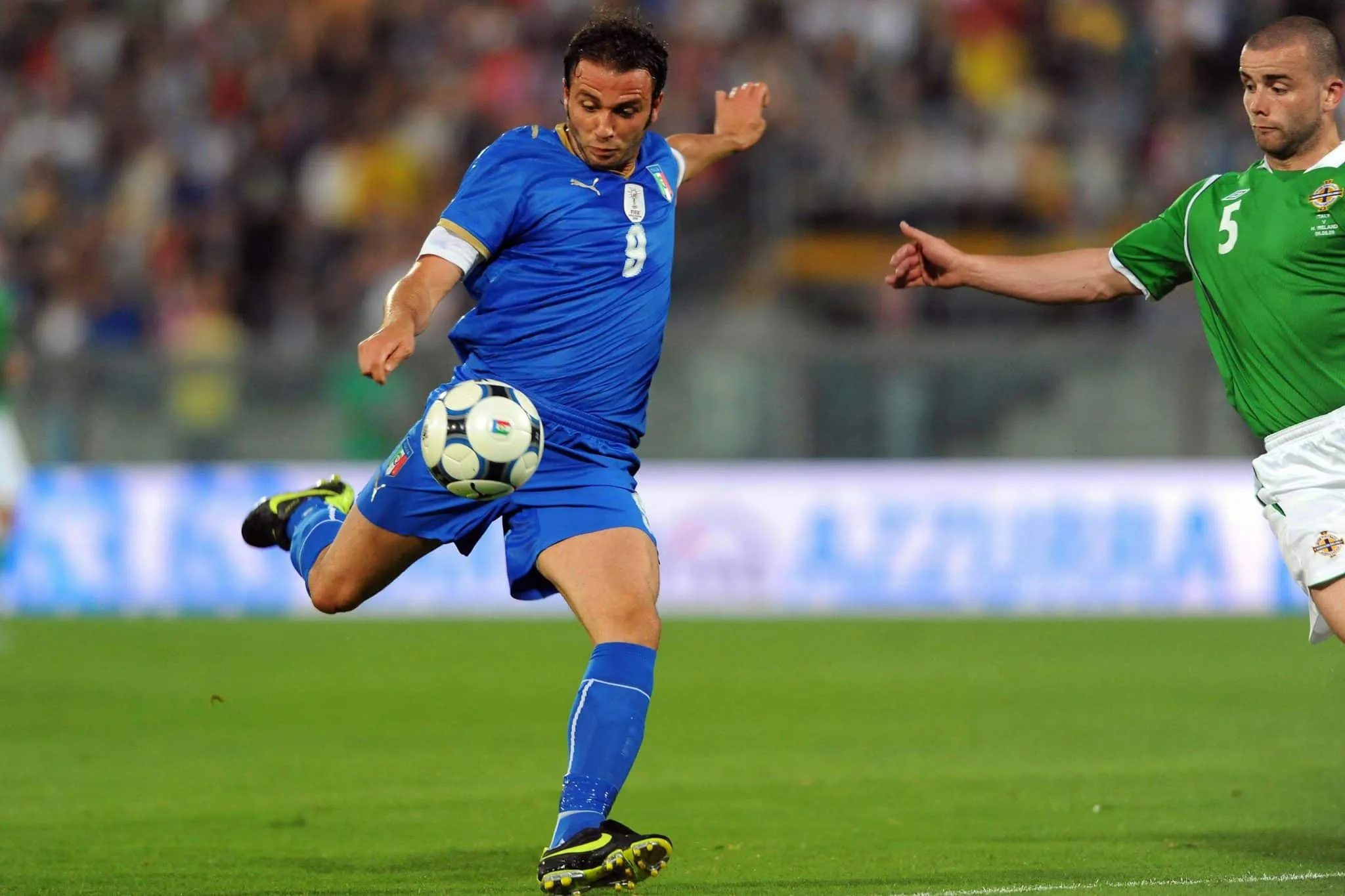 En 2009, quel gardien de but, passé par la Lazio et Galatasaray, a cassé le nez de Giampaolo Pazzini en lui envoyant son poing dans la figure lors d’une sortie aérienne, obligeant l’Italien à porter un masque ?