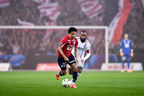 Tiago Santos Alexandre Lacazette Lille LOSC OL Lyon