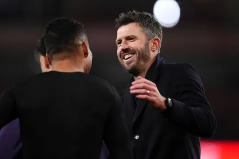 Manchester United en pleine discussion avec une cible contactée par le PSG avant le mercato