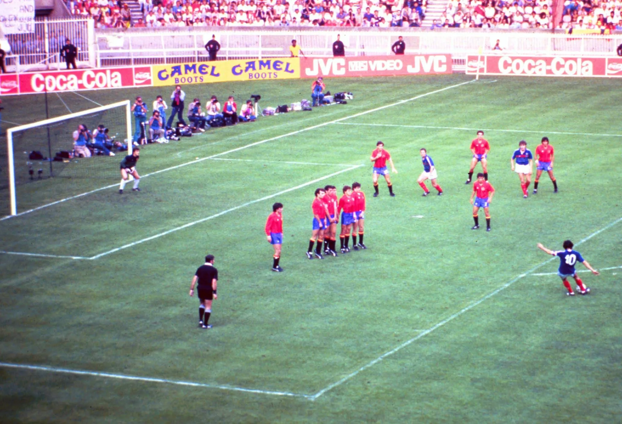 Quel gardien espagnol s’est signalé en finale de l’Euro 1984 contre la France, en ratant son arrêt sur un coup-franc de Michel Platini et en laissant passer le ballon sous son corps ?