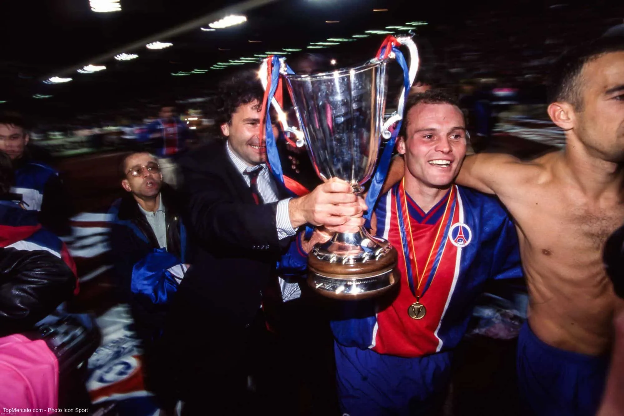Quel ancien joueur du PSG, qui a entraîné à deux reprises le club français, a remporté une Coupe d’Europe sur le banc de touche en 1996 ?