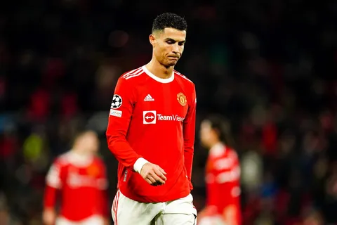 Man Utd : Ronaldo brise le téléphone d’un fan puis s’excuse sur les réseaux