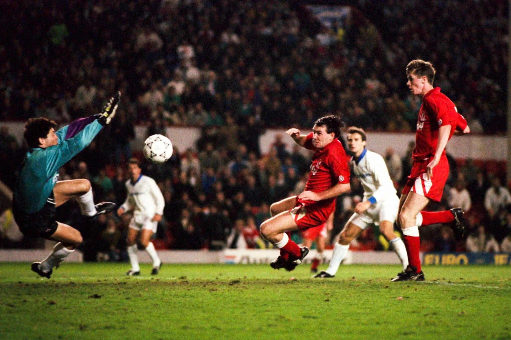 Quel match de la Coupe UEFA 1991-1992 cette photo, qui comprend le portier Bruno Martini et le milieu Ray Houghton, représente-t-elle ?