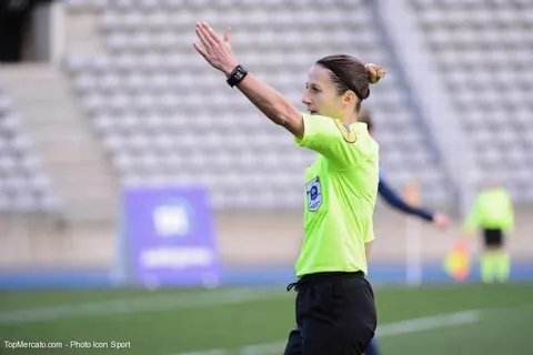 Ligue 1 : une stat folle sur les cartons rouges, Rothen épingle l’arbitrage !