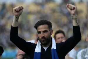 “Le meilleur cerveau foot que j’aie jamais vu”… Cesc Fabregas envoyé à Chelsea ou Arsenal par un ex-coéquipier