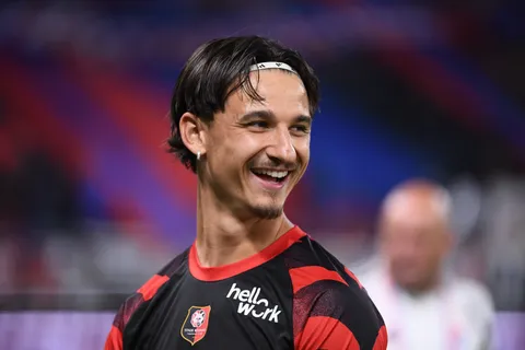 Mercato – Un club de Ligue Europa annoncé en pole pour Esteban Lepaul, Rennes dévoile son prix