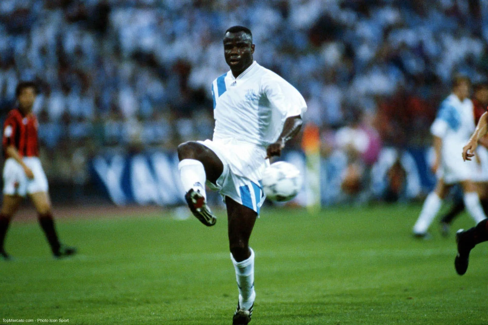 De quelle manière Basile Boli a-t-il inscrit le seul but de la finale ?