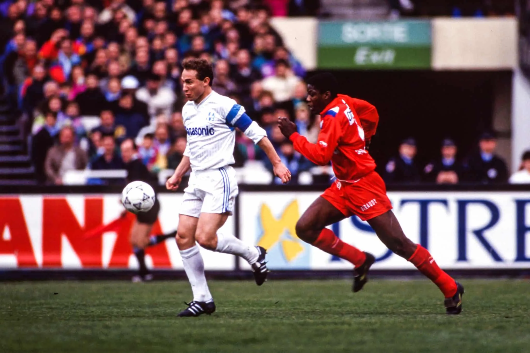 Quel est le meilleur buteur de l’histoire des rencontres entre l’OL et l’OM, avec 13 réalisations ?