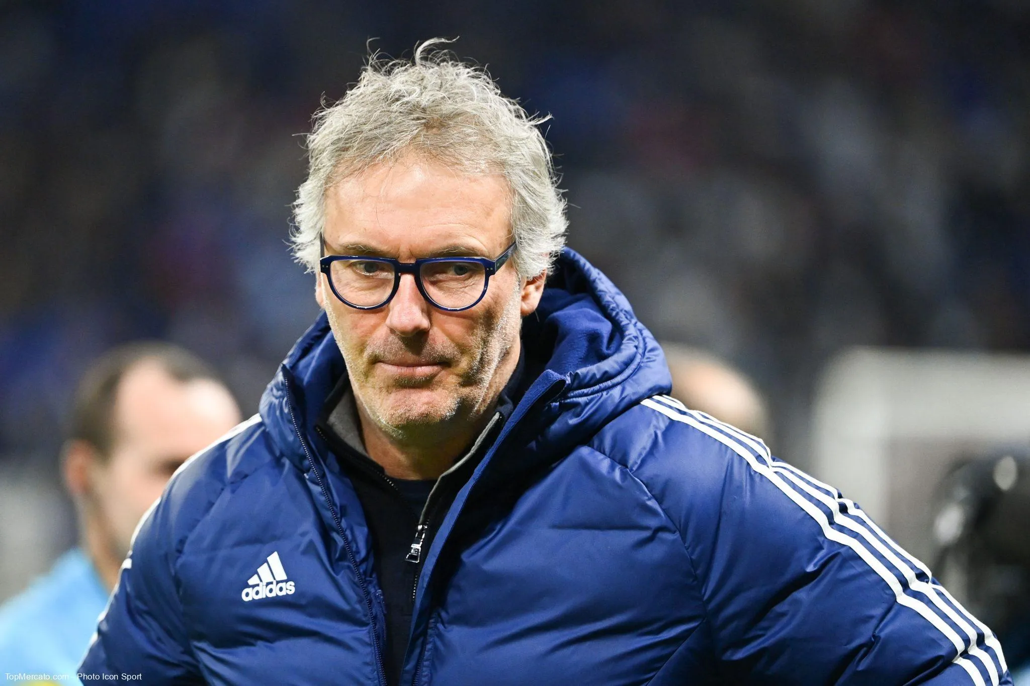 Quel entraîneur a débuté la saison sur le banc de touche de l’OL, avant d’être remplacé par Laurent Blanc ?
