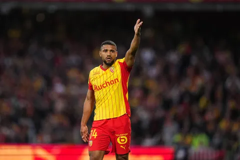 Mercato Lens : pourquoi une offre des Sang et or pour le latéral Gift Links fait craindre un départ de Matthieu Udol