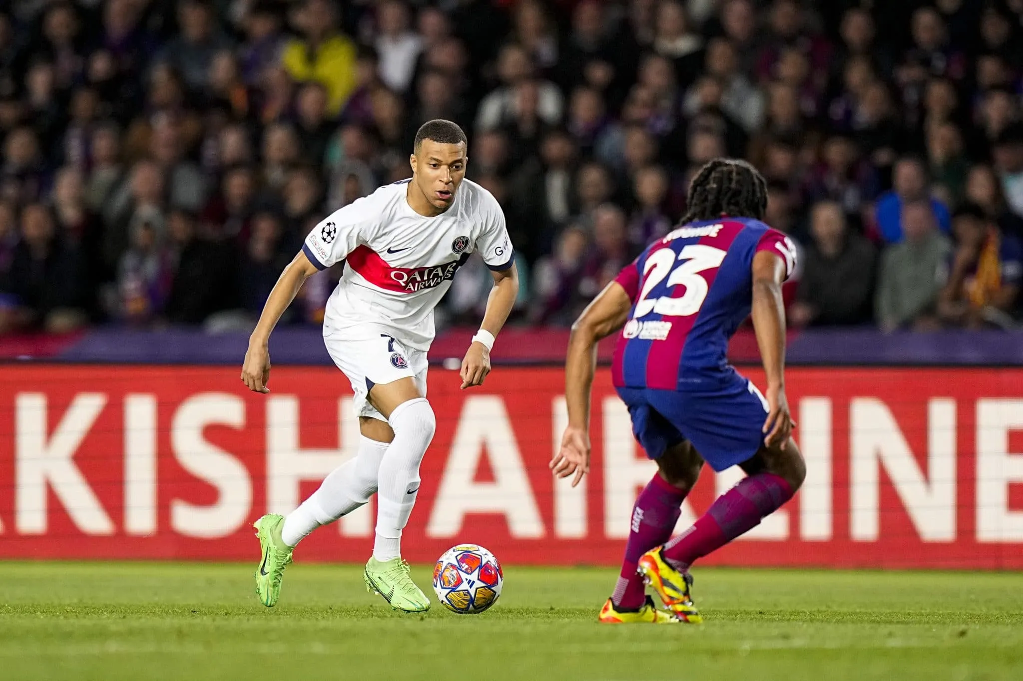 Lors du quart de finale retour de la Ligue des Champions 2023-2024, quel joueur du FC Barcelone se fait expulser à la 29e, précipitant la défaite des siens contre le PSG (1-4) et l’élimination ?