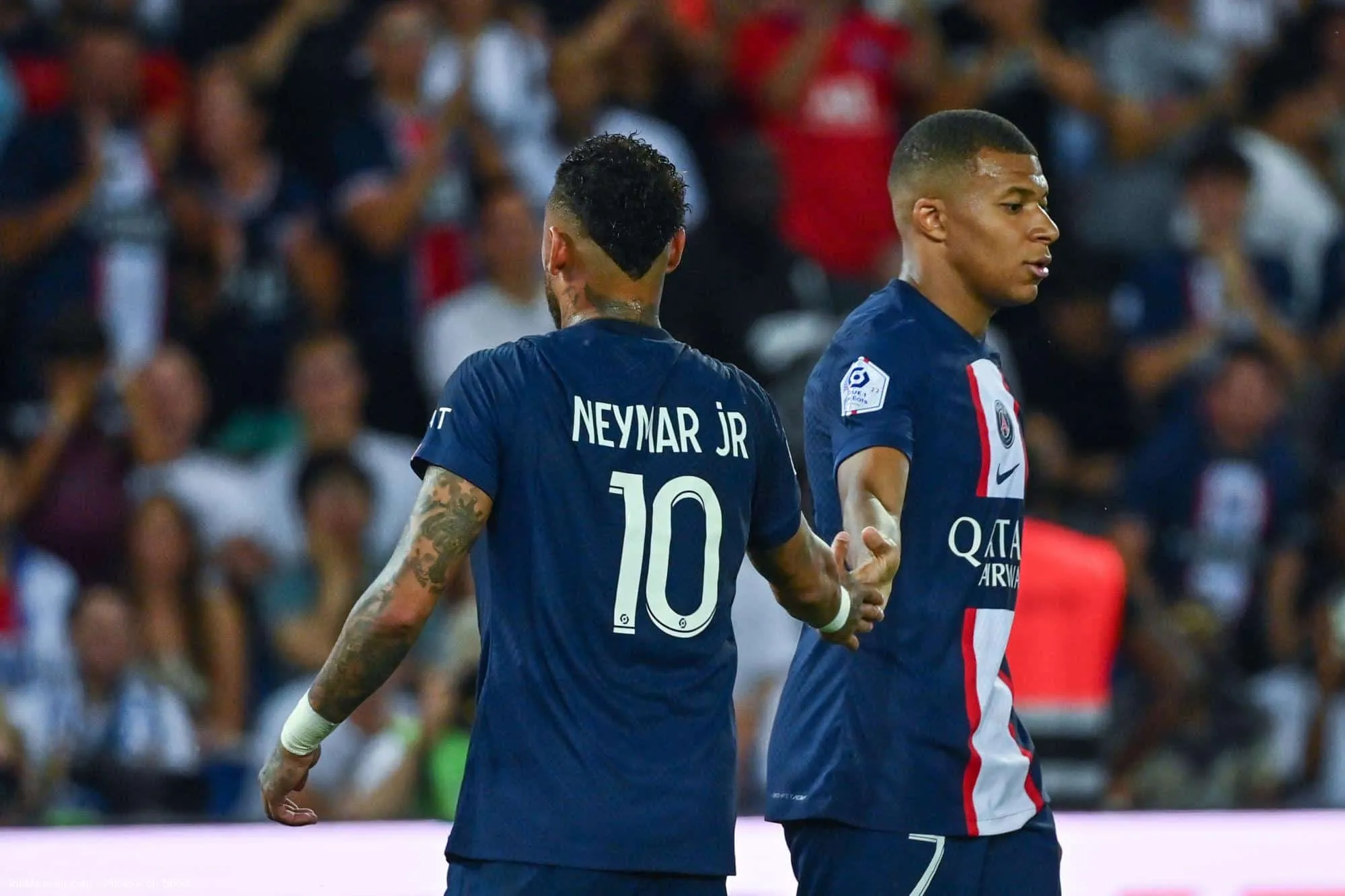 Quel joueur a donné son numéro de maillot, le 10, à Neymar, lors de son arrivée au PSG en 2017 ?