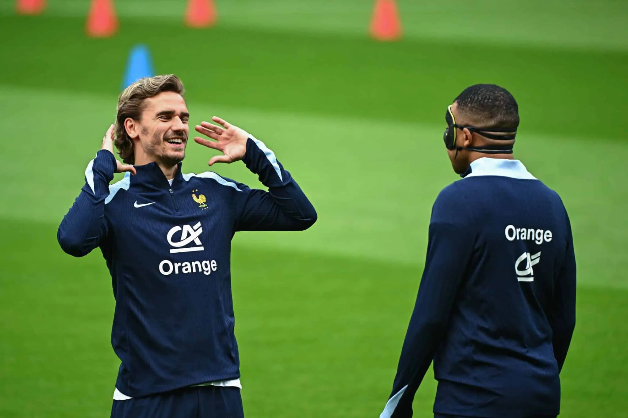 A quel héros masqué Antoine Griezmann a-t-il fait référence en chantonnant ces paroles pour chambrer Kylian Mbappé :