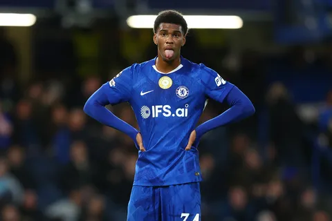 Mercato – Le PSG concurrencé par 8 courtisans européens pour l’espoir anglais Josh Acheampong