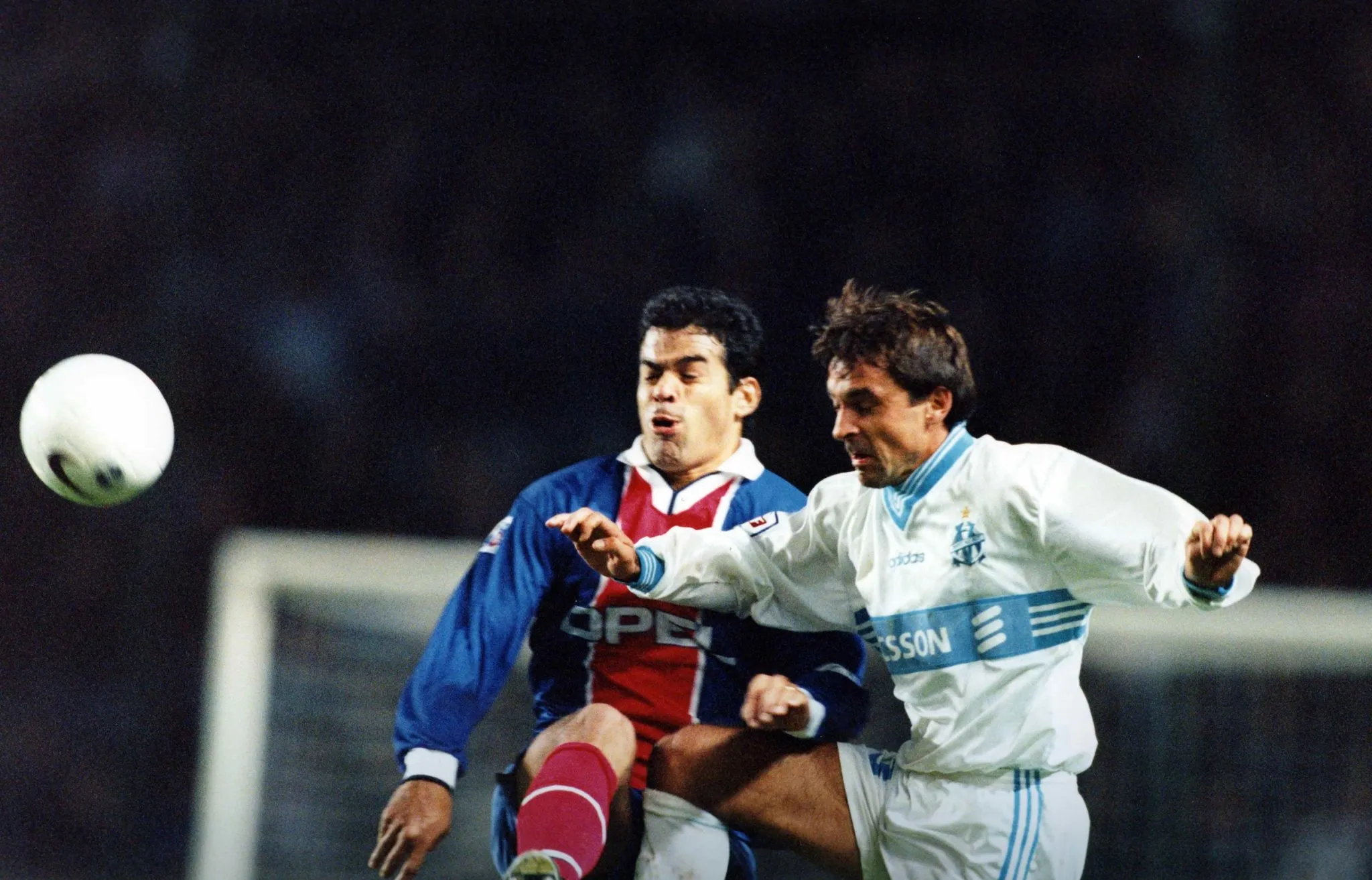 En 1997, quel attaquant marseillais semble se crocheter tout seul en pleine surface de réparation du PSG, amenant un penalty transformé par Laurent Blanc et une victoire de l’OM 2-1 au Parc des Princes ?