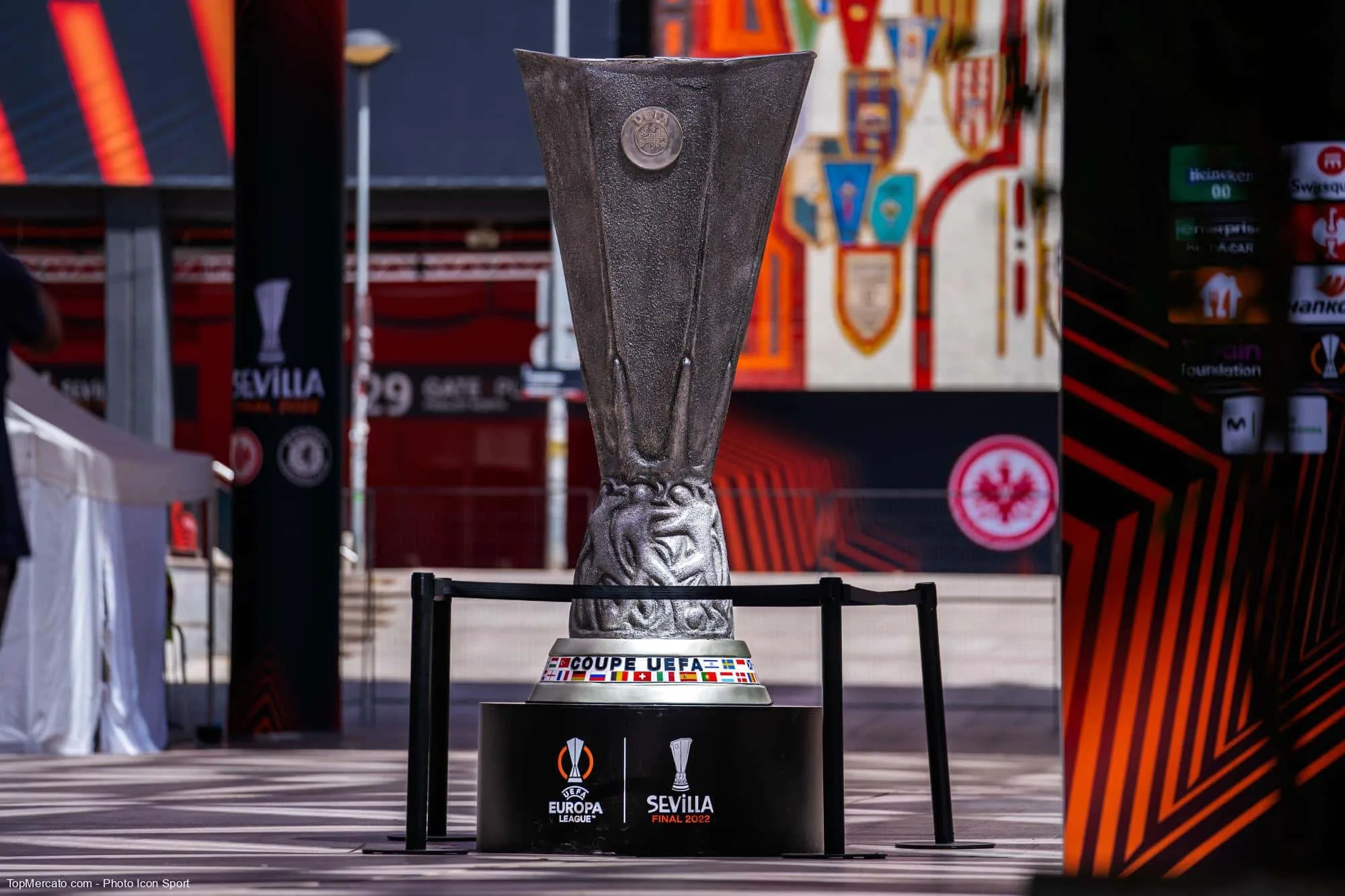 En Ligue Europa, Manchester United a joué contre six clubs différents, dont quatre de la même nationalité. Laquelle ?