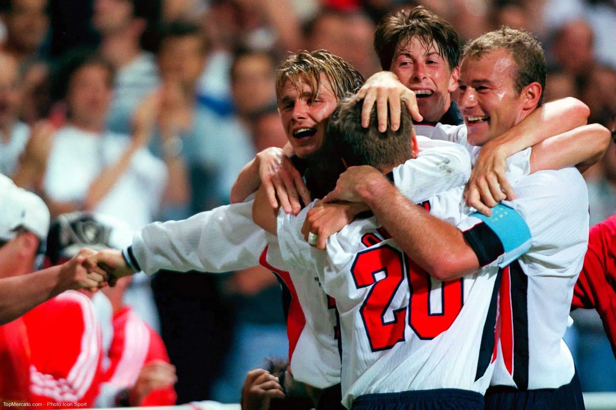 Lors du huitième de finale de la Coupe du monde 1998 perdu par l’Angleterre, à quel milieu de terrain David Beckham a-t-il donné un coup de pied, provoquant son expulsion ?