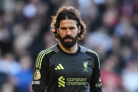 Mercato Liverpool : un gros point d’interrogation sur l’avenir d’Alisson, une short-list de 4 gardiens pour lui succéder