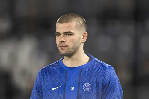 Mercato PSG : un premier cador européen se positionne sur Lucas Chevalier