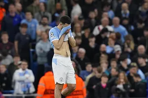 Les 3 latéraux gauches shortlistés par Manchester United : la piste la plus chaude pour le mercato d’hiver mène à… Manchester City !