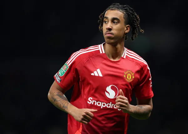 Leny Yoro, Manchester United