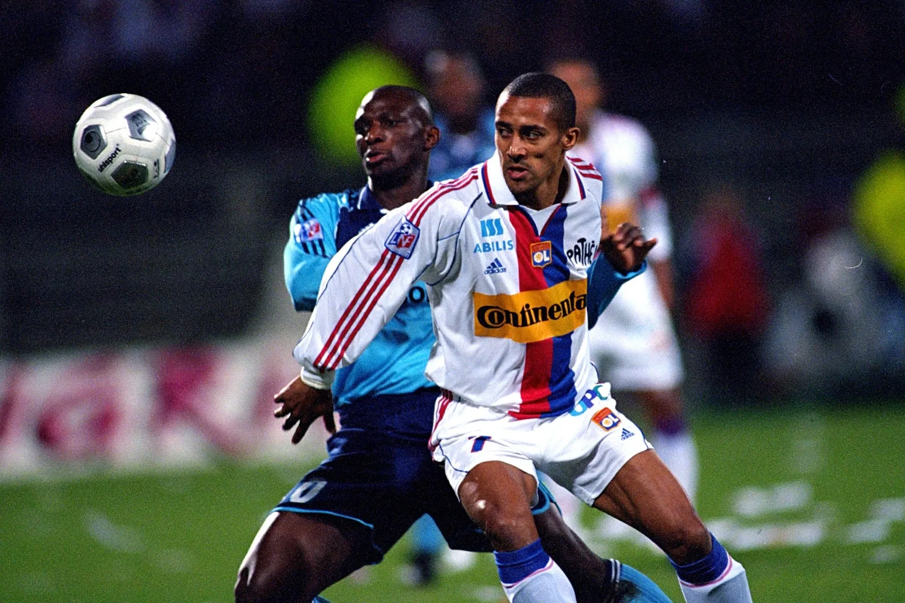 Quel défenseur de l’OM perd son duel contre l’attaquant de l’OL, Steve Marlet, durant un match de L1 en 2001 ?
