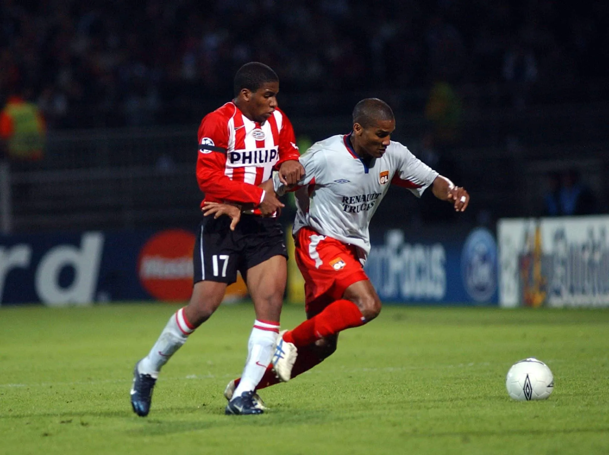 En 2005, lors du quart de finale retour de l’OL contre le PSV Eindhoven, quel attaquant se fait faucher en pleine surface par le gardien Heurelho Gomes, sans que l’arbitre ne siffle penalty ?