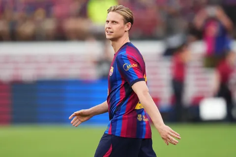 “Il rendrait le Bayern encore meilleur” : Frenkie de Jong envoyé loin du Barça par un ex-joueur du Real