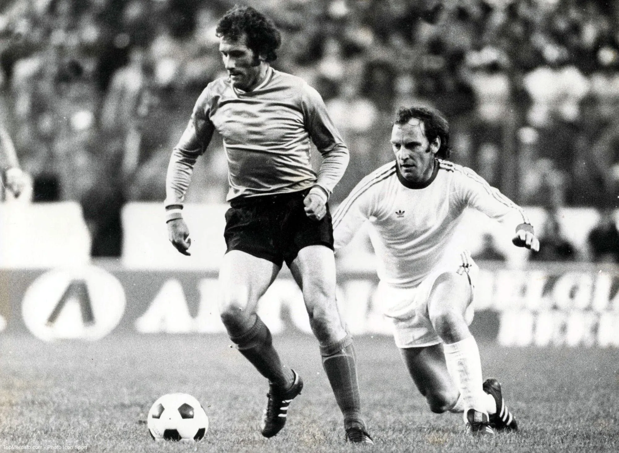 En 1976, contre quelle formation l’ASSE s’incline en finale de la Coupe des clubs champions, notamment à cause des poteaux carrés ?