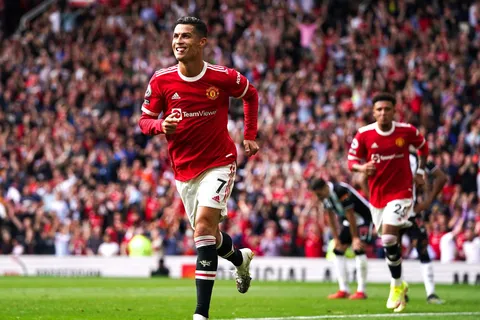 Premier League : Manchester United domine Newcastle avec un doublé de Ronaldo, Manchester City enchaîne contre Leicester City, Arsenal respire face à Norwich