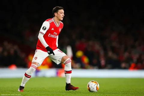 Arsenal : Di Caprio allume les Gunners, la réponse cash de Mesut Özil !